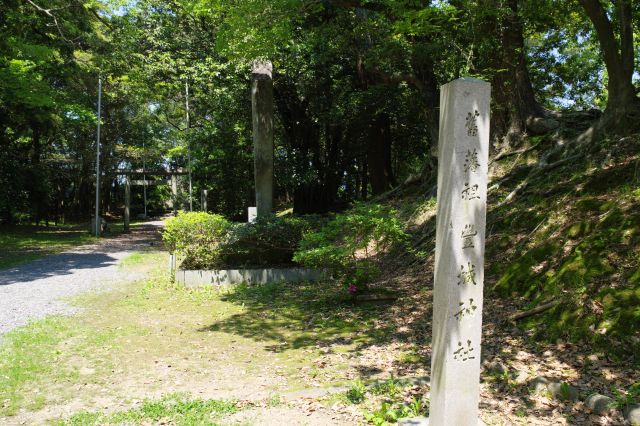 豊城神社の石碑。