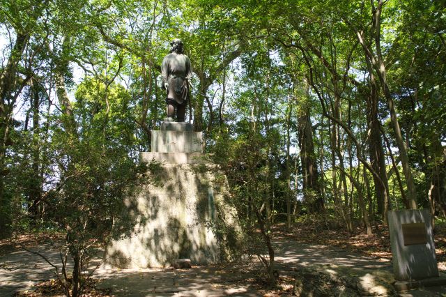 歩兵第18連隊の戦病死者を追悼する神武天皇の銅像があります。