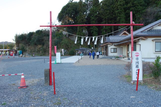 素朴な鳥居の神社です。