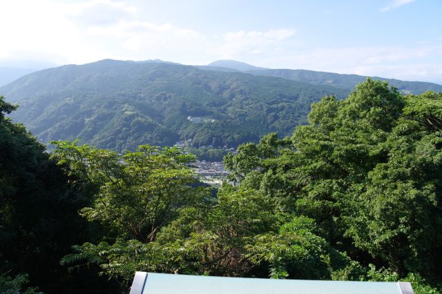 結構標高が高い印象で、手前の木に遮られ山並中心の眺望です。箱根登山鉄道の音が聞こえます。