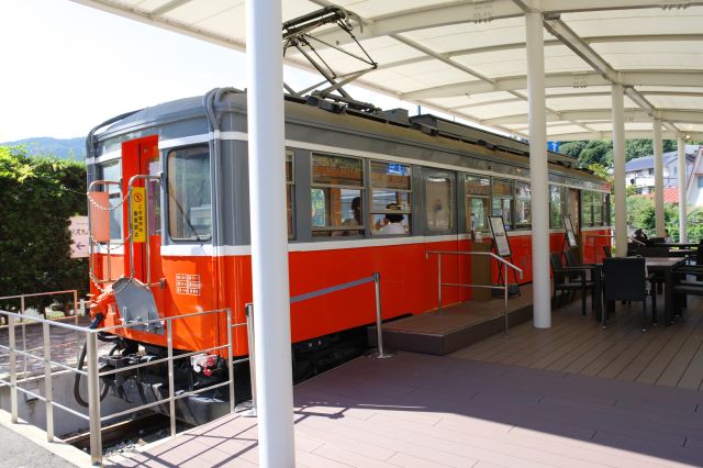 箱根登山電車CAFE107というカフェになっています。