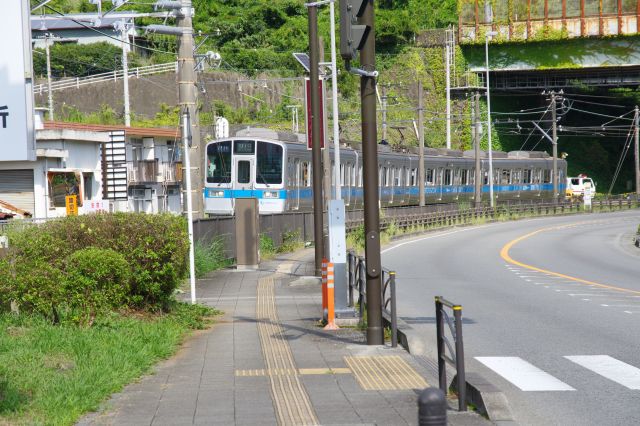 この区間は小田急線の車両が行き来して音が響きます。