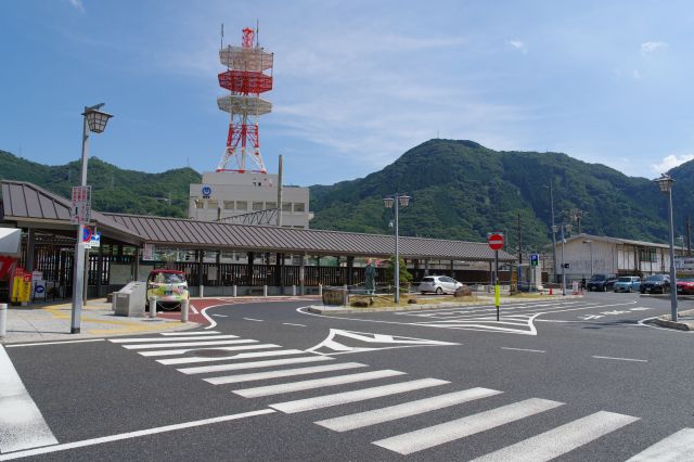 西側のロータリー、山田方谷像が立ちます。