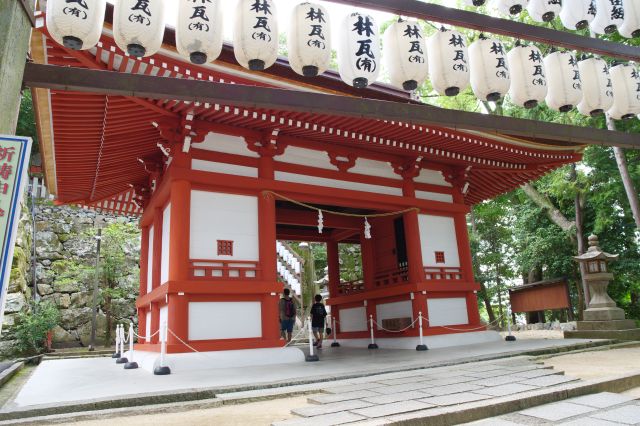 国の重要文化財の北随神門をくぐります。