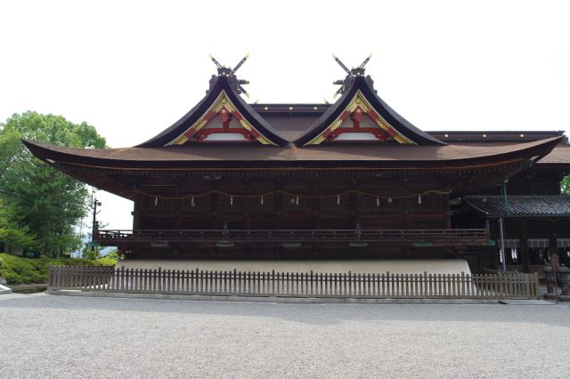 本殿は２つの屋根が連なる全国唯一の比翼入母屋造で吉備津造とも呼ばれます。