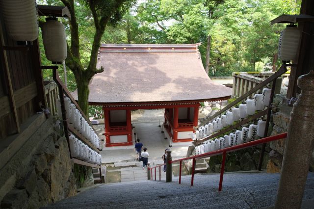 拝殿前から階段を見下ろす。