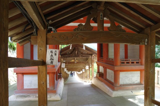 途中にある南随神門は国の重要文化財。