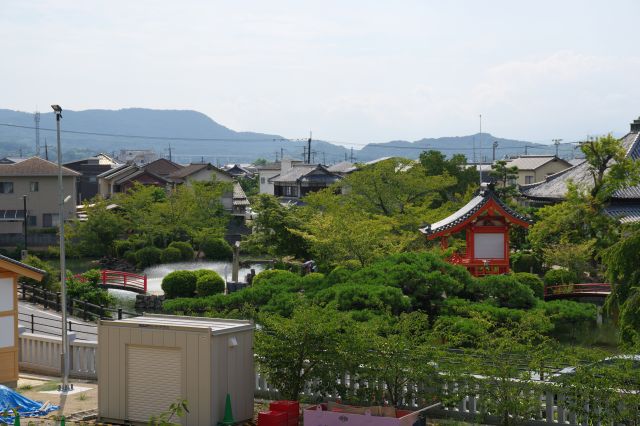 右手には道路の先に宇賀神社が見えます。