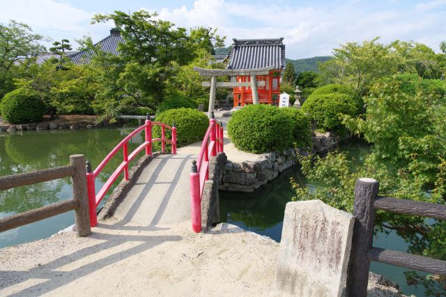 道路の先には池に囲まれた宇賀神社があります。