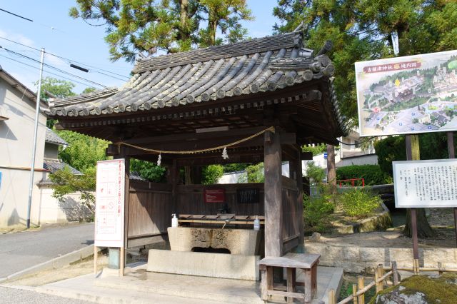 道路を渡り吉備津神社の入口、手水舎。