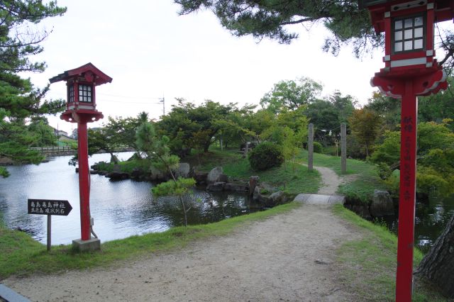 右手には亀島神社があります。