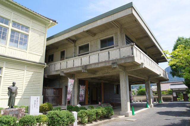 隣には山田方谷記念館があります。