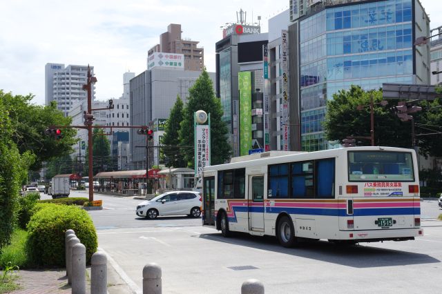 幅が広く交通量が多い駅前通り、交差点の先には岡山電気軌道の停留所。