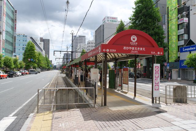 横断歩道の間から入る岡山駅前駅。