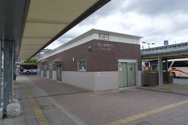 岡山駅西口バスセンターの建物。