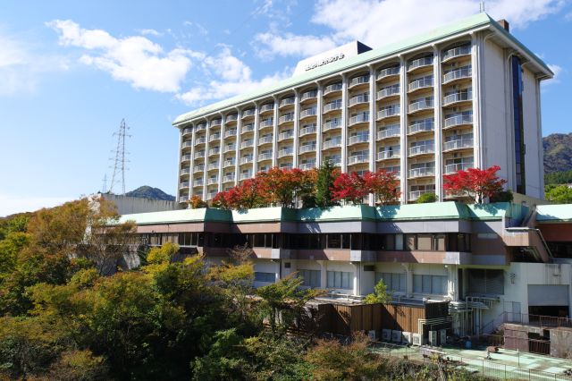 川沿いには大きなホテルの建物が立ち並びます。