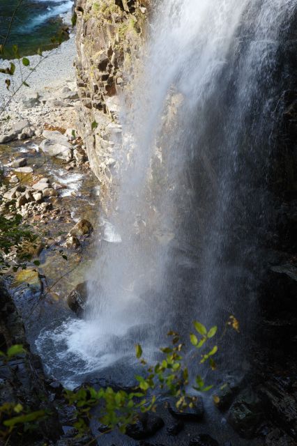 岩場に勢いよく流れ落ちる滝。