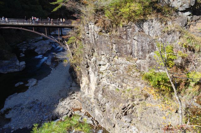 橋と滝の間はダイナミックな岩場です。