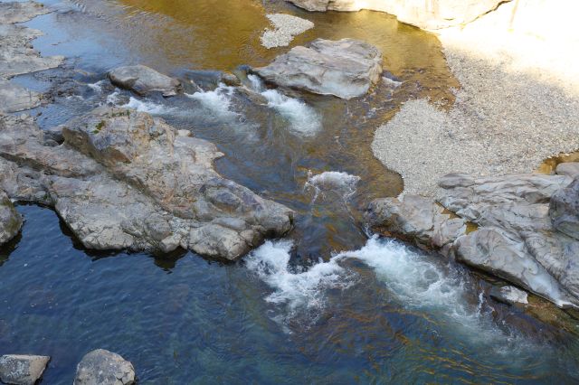 岩場に水しぶきを上げて流れる川。