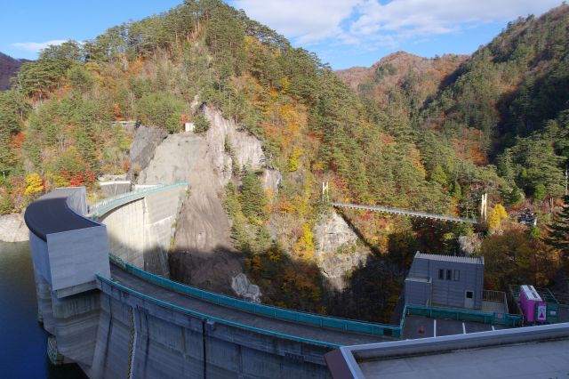 大分下って川俣ダムが見えてきました。狭い峡谷にあるダムです。