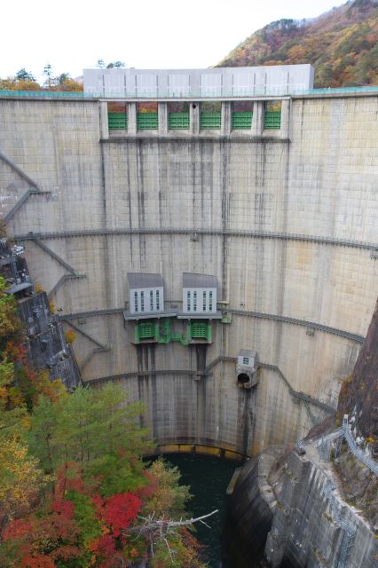 ダムの堤全体を眺めると、高さや角度がすごくてやはり怖いぐらい！縦長のダムという感じ。