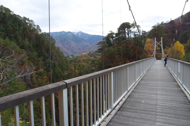 この橋も端の岩山で行き止まり、渡るためではなく眺めるための橋という感じです。