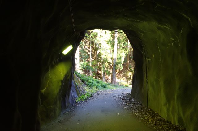 トンネルの出口へ。
