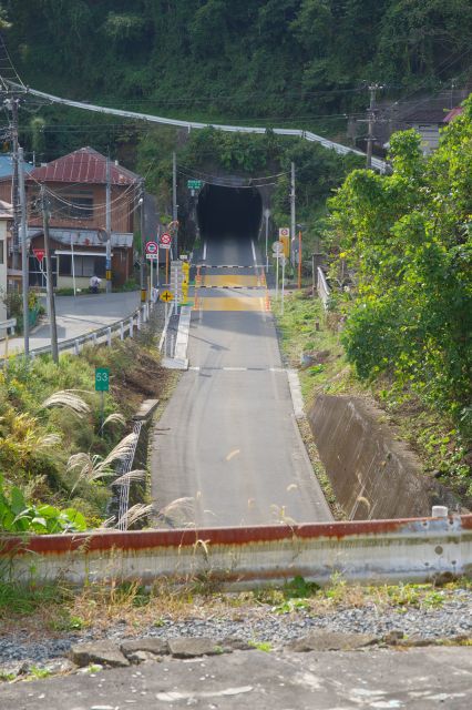 気仙沼駅方面のトンネル。かつては鉄道が走っていた。