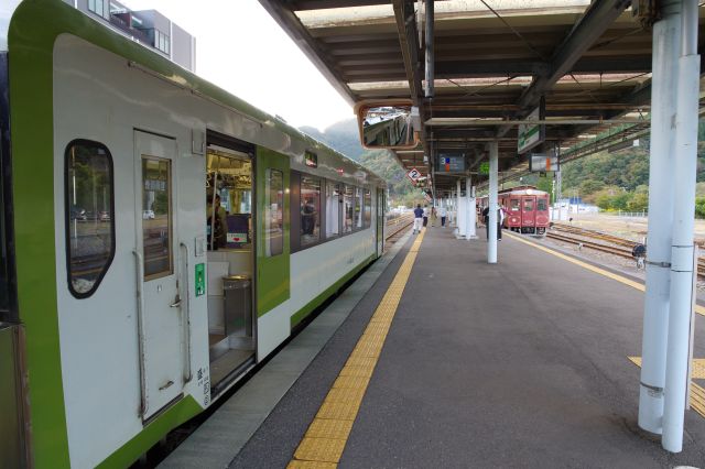 静かな雰囲気の駅に釜石線の気動車。