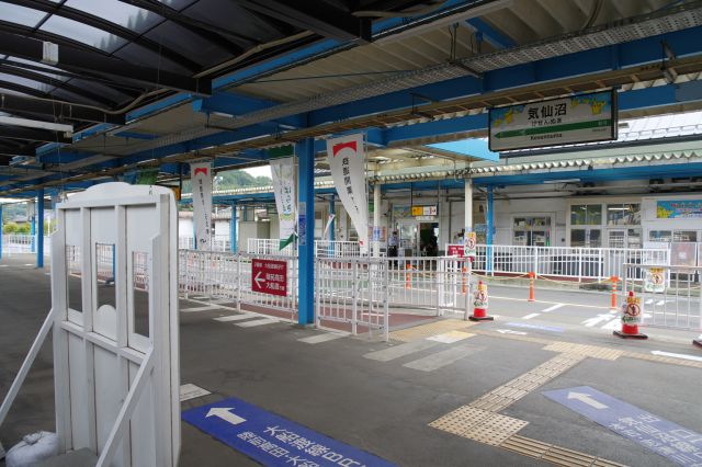 JR大船渡線で気仙沼駅に到着。4番線から見た駅舎方面にBRTの専用線ホームがあります。