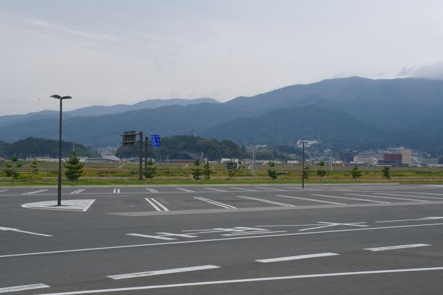 陸前高田駅方面、空き地がかなり広くて距離があります。