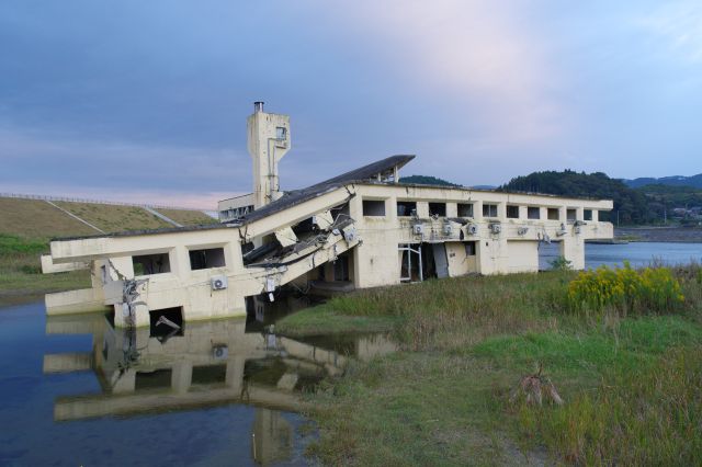 松の隣には震災遺構の陸前高田ユースホステルがあります。崩壊して歪み水に浸かり生々しい姿です。
