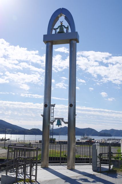震災犠牲者を悼む「鎮魂愛の鐘」があります。別の公園から移設されました。