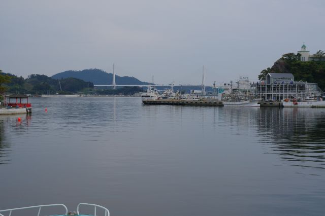 湾内の風景。右側は漁港。