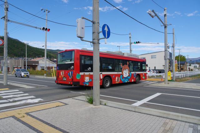 BRTは青信号、車道は赤信号で通常の交差点のように交差します。