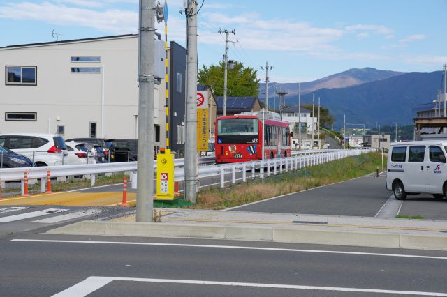 BRTは専用道を進んでいきます。
