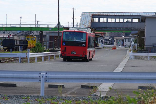 BRTが鉄道駅へ入って行く姿は独特です。
