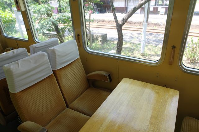 列車のレストランへ。食券を買って席に着いて呼ばれるのを待ちます。かつての東武の特急車両で趣があります。テーブルが付けられています。
