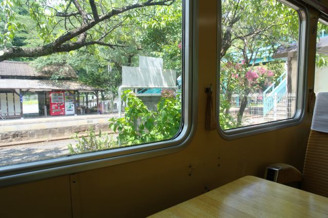 車窓はまるで列車から駅を眺めるような雰囲気です。
