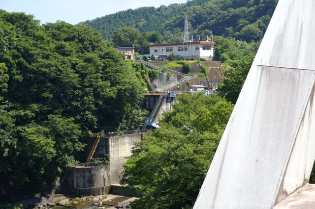 高津戸ダムの施設。