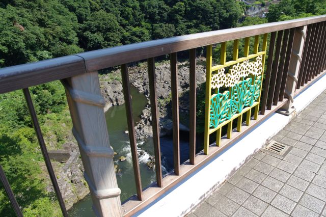 結構高さがある橋です。欄干にお花のデザイン。