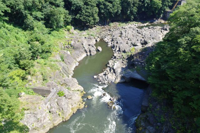 ダムから岩場を流れる渡良瀬川。