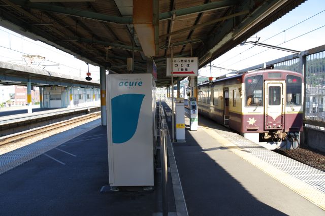 桐生駅の1,2番線ホームへ。1番線はわたらせ渓谷鐵道が発着し、わずかに床が低くなっています。