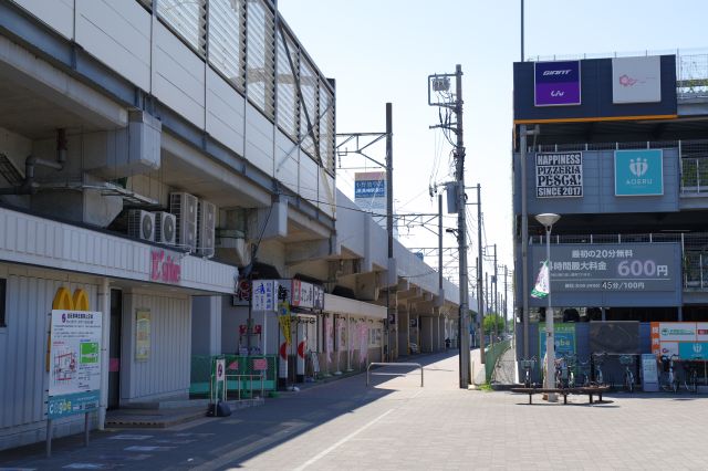 単線の両毛線単独駅ですが高架駅で品格があります。