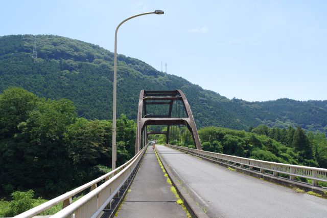 緩やかに登る橋でアーチ橋があります。車通りはほとんどなく閑散としています。