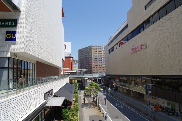 駅前のモール間の道。