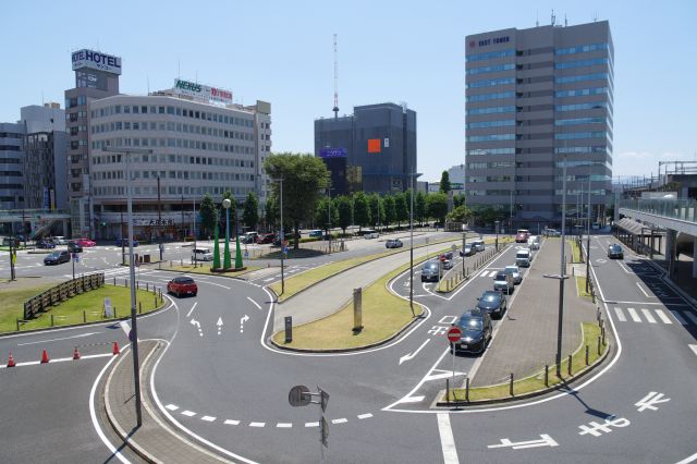 デッキから眺めるロータリーや街並み。