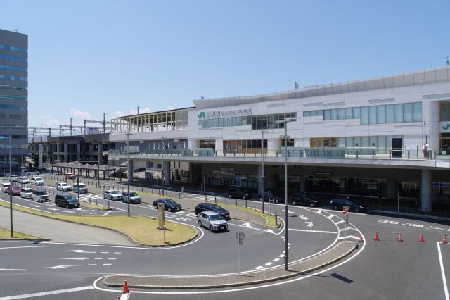 東口の駅舎も白くて新しい雰囲気。新幹線が近いです。