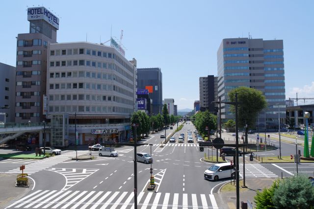 交差点付近より、南側に大きな通りが交わります。