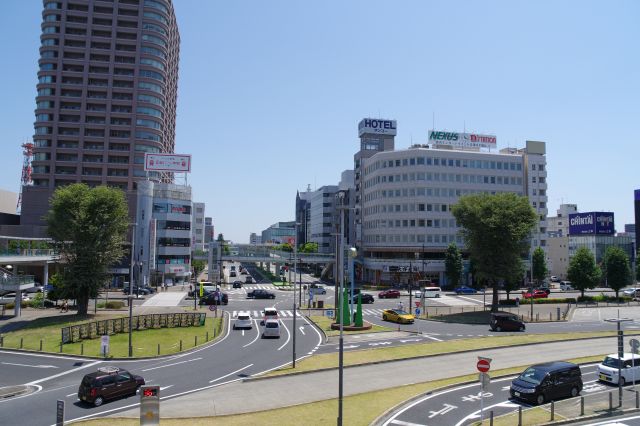 駅から直交する通りが続きます。